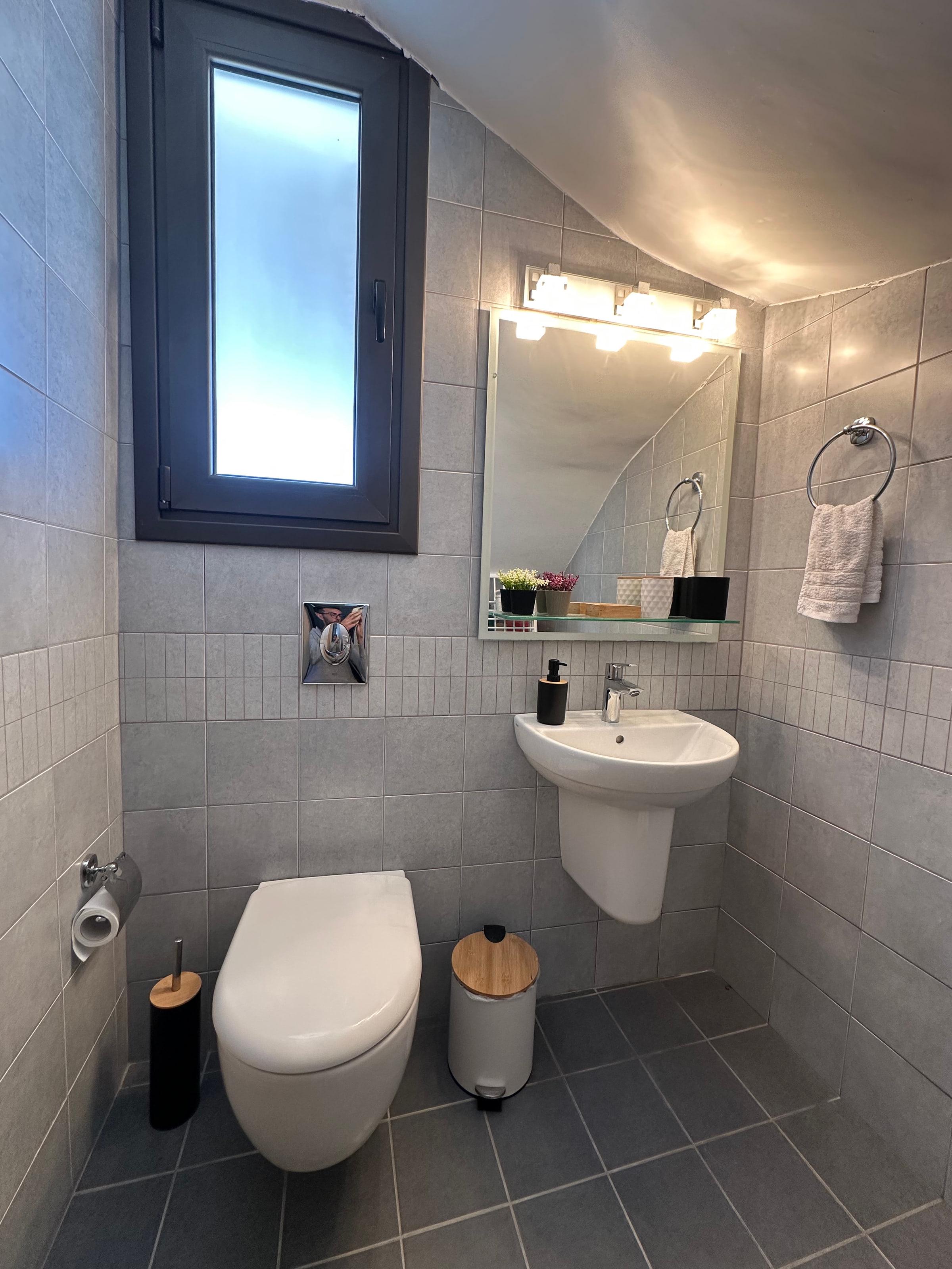 İkinci banyo, merdivenin altında